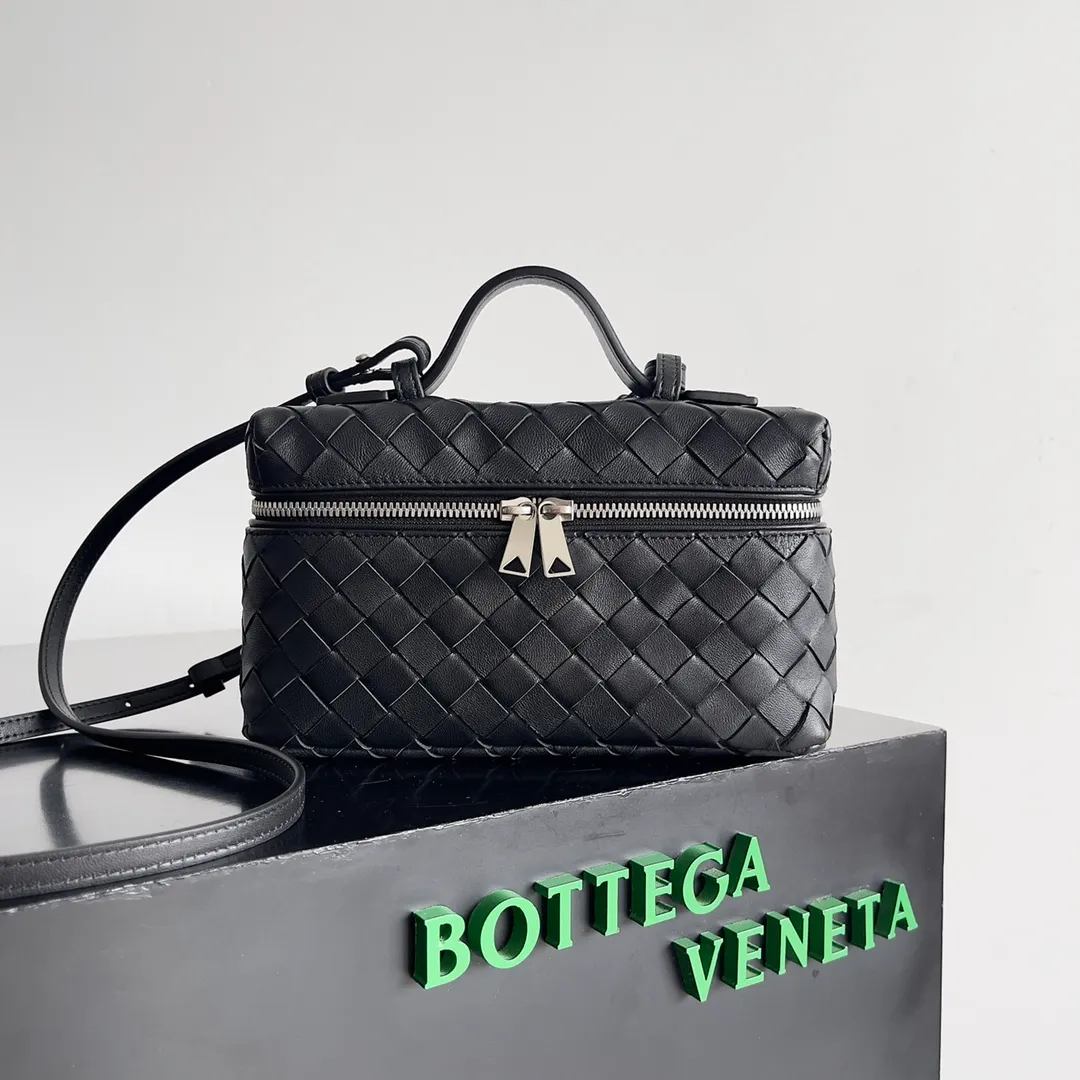 Batch 1360 Bottega Veneta 24 spring and summer woven zipper crossbody bag. A crossbody bag that can be used as a cosmetic bag. The exquisite weaving and compact body are an indispensable accessory for the upcoming summer. The double zipper also better protects the bag. It has a large capacity. If you like it, don’t miss it. Style number: 789109 Size: 22*12.5*5cm